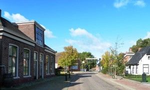 Pieterzijl_-_Brugstraat_met_brug – Westerkwartier|NU Woningen, huizen,straat platteland Groningen